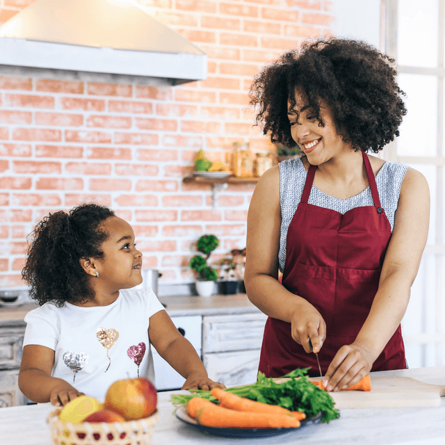 Mãe e filha cozinhando juntas