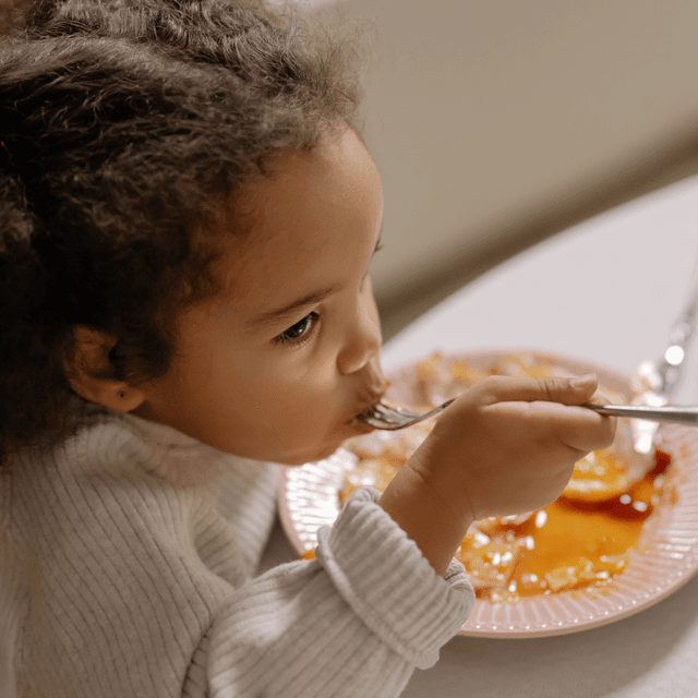 Criança comendo feliz